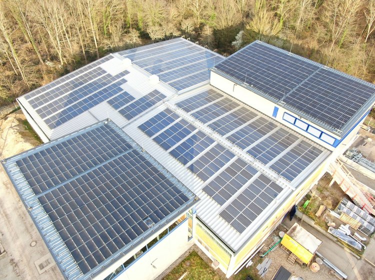  Luftaufnahme der PV-Anlage auf dem Dach von SÜLZLE KOPF
