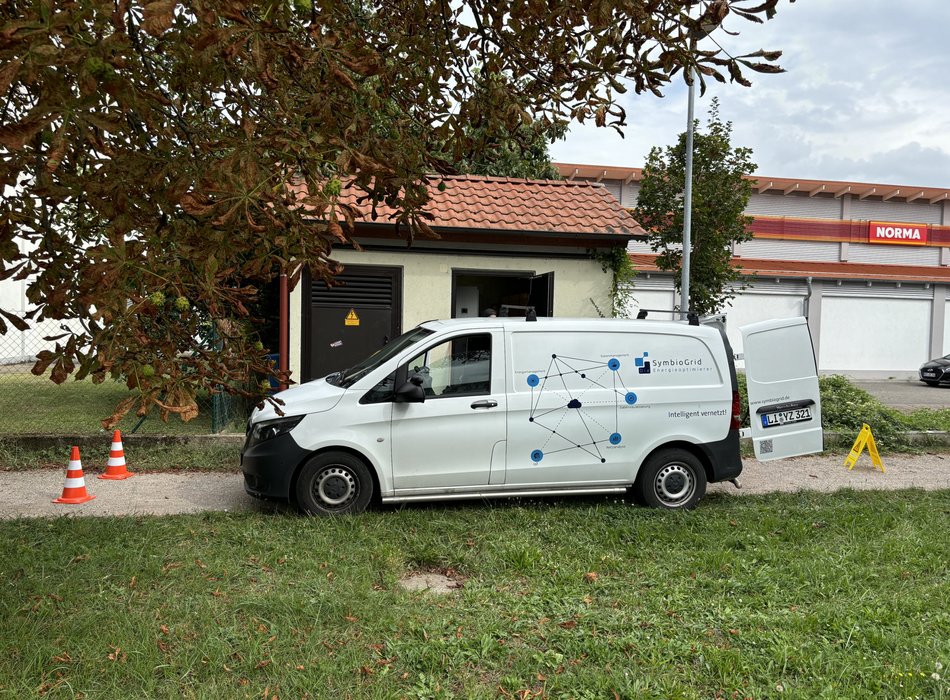 Servicefahrzeug von Thüga auf dem Firmengelände