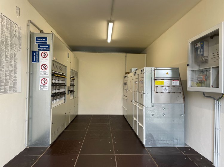 Technikraum mit mehreren Schaltschrankanlagen