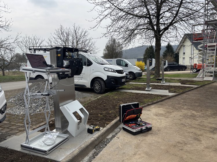 Außenbereich der Renfert-Anlage bei Schnee mit Technikinstallationen