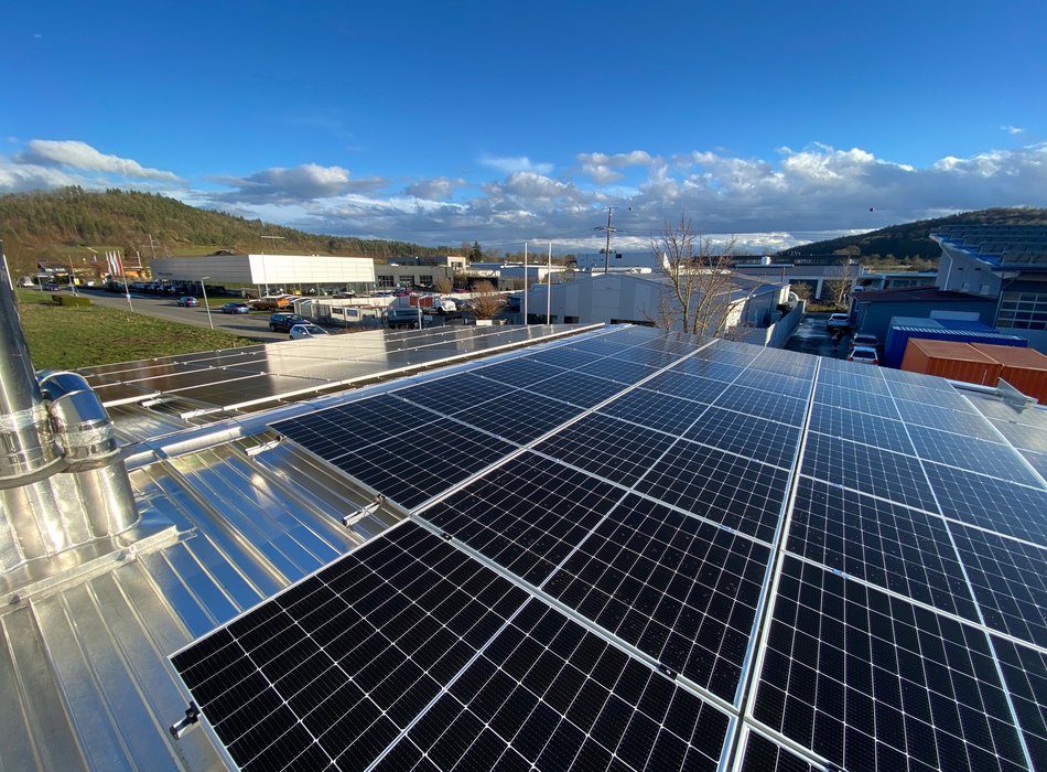 Solaranlage auf einem Industriegebäude mit Blick auf die Umgebung