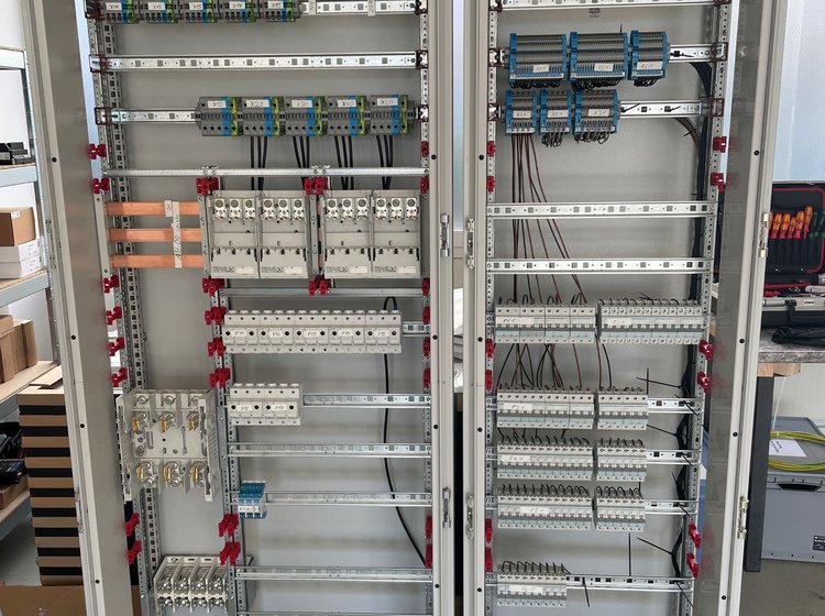 Schaltschrank mit Elektroverteilung für Tiefgarageninfrastruktur
