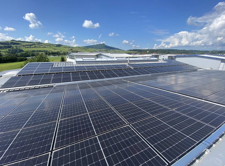  Photovoltaikanlage auf dem Dach von SEPA Tech bei Sonnenschein