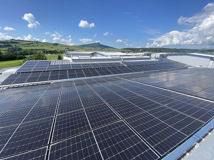  Photovoltaikanlage auf dem Dach von SEPA Tech bei Sonnenschein