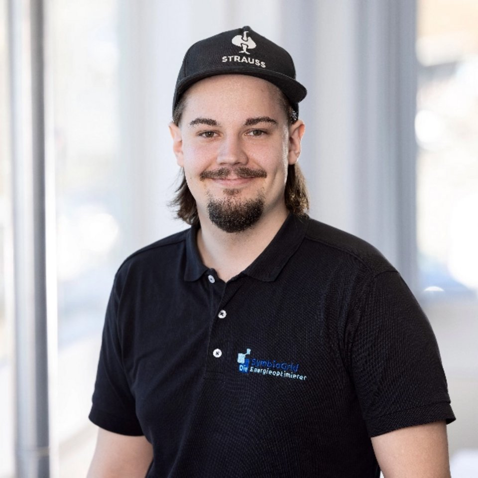 Porträt von Joachim Tschacher, Experte für Netzmanagement, mit schwarzem Polo-Shirt