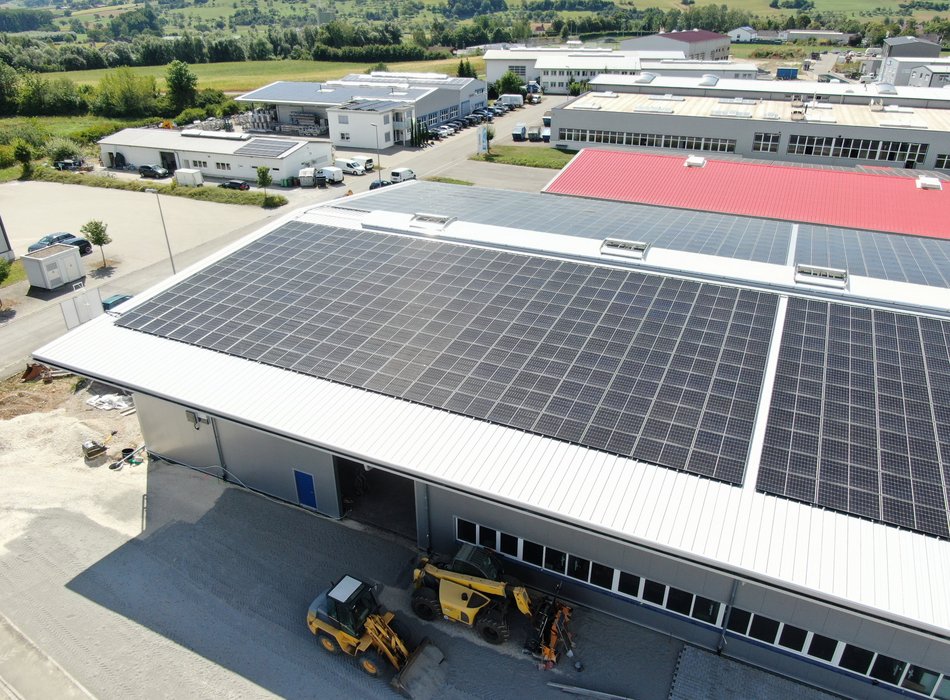 SEPA Tech Gebäude mit PV-Anlage und angrenzendem Parkplatz