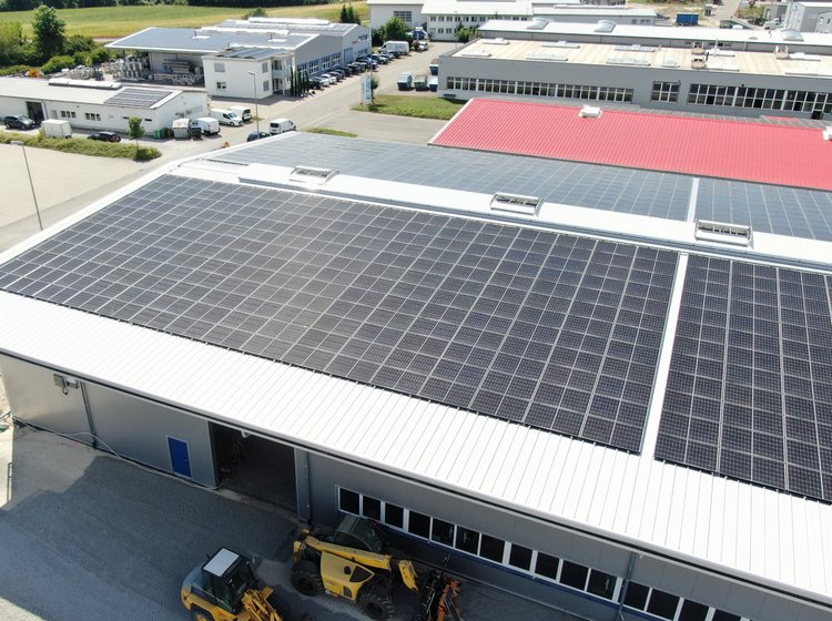SEPA Tech Gebäude mit PV-Anlage und angrenzendem Parkplatz