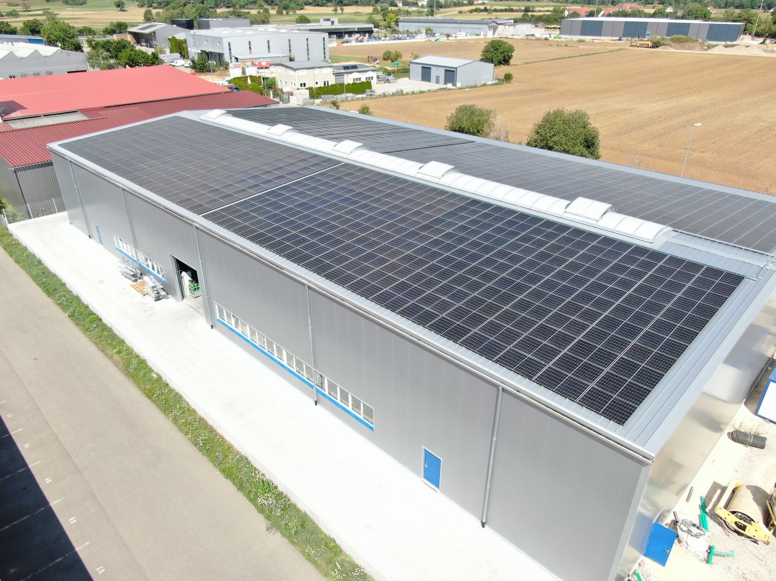 Luftaufnahme der PV-Anlage – SEPA Tech setzt auf Solarstrom Drohnenaufnahme der Photovoltaikanlage auf SEPA Tech Gebäude