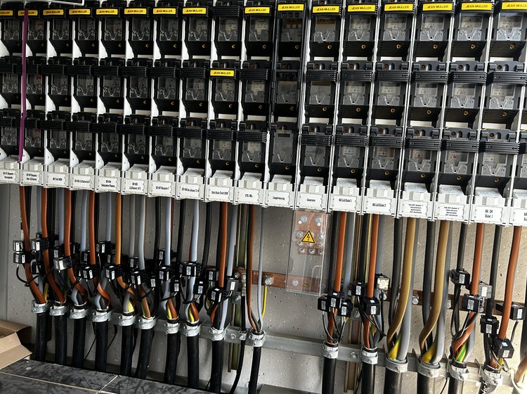 Reihenklemmen im Schaltschrank bei Thüga