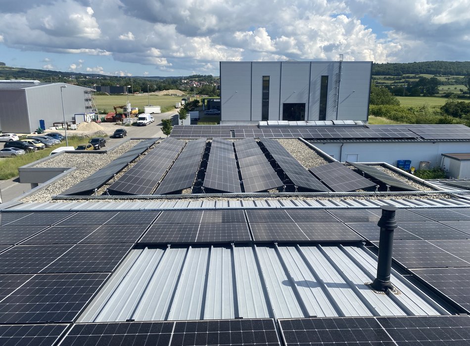 Detailansicht der Solarpanels auf dem Dach von SEPA Tech