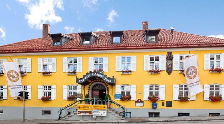 Tradition trifft Technik – das Hotel Post mit Symbio Grid Lösung Außenansicht des Brauerei Gasthof Hotel Post
