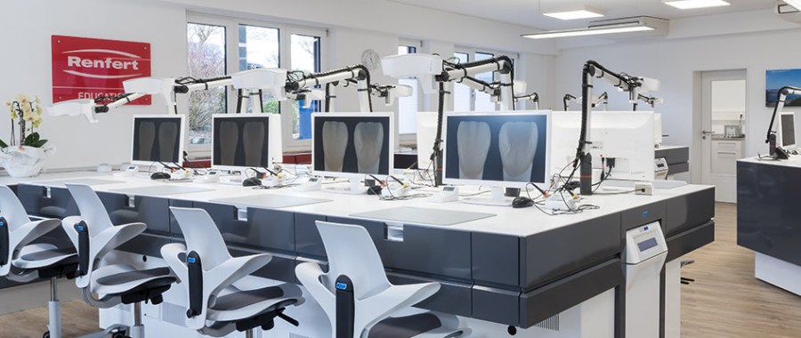 Produktionshalle der Renfert GmbH roße Fertigungshalle mit Arbeitsplätzen und Maschinen für die Herstellung von Dentaltechnik