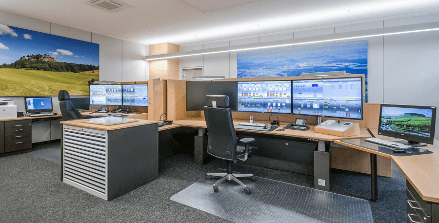 Innenansicht des Thüga Energienetze Büros Modern eingerichtetes Büro mit Arbeitsplätzen und großen Bildschirmen